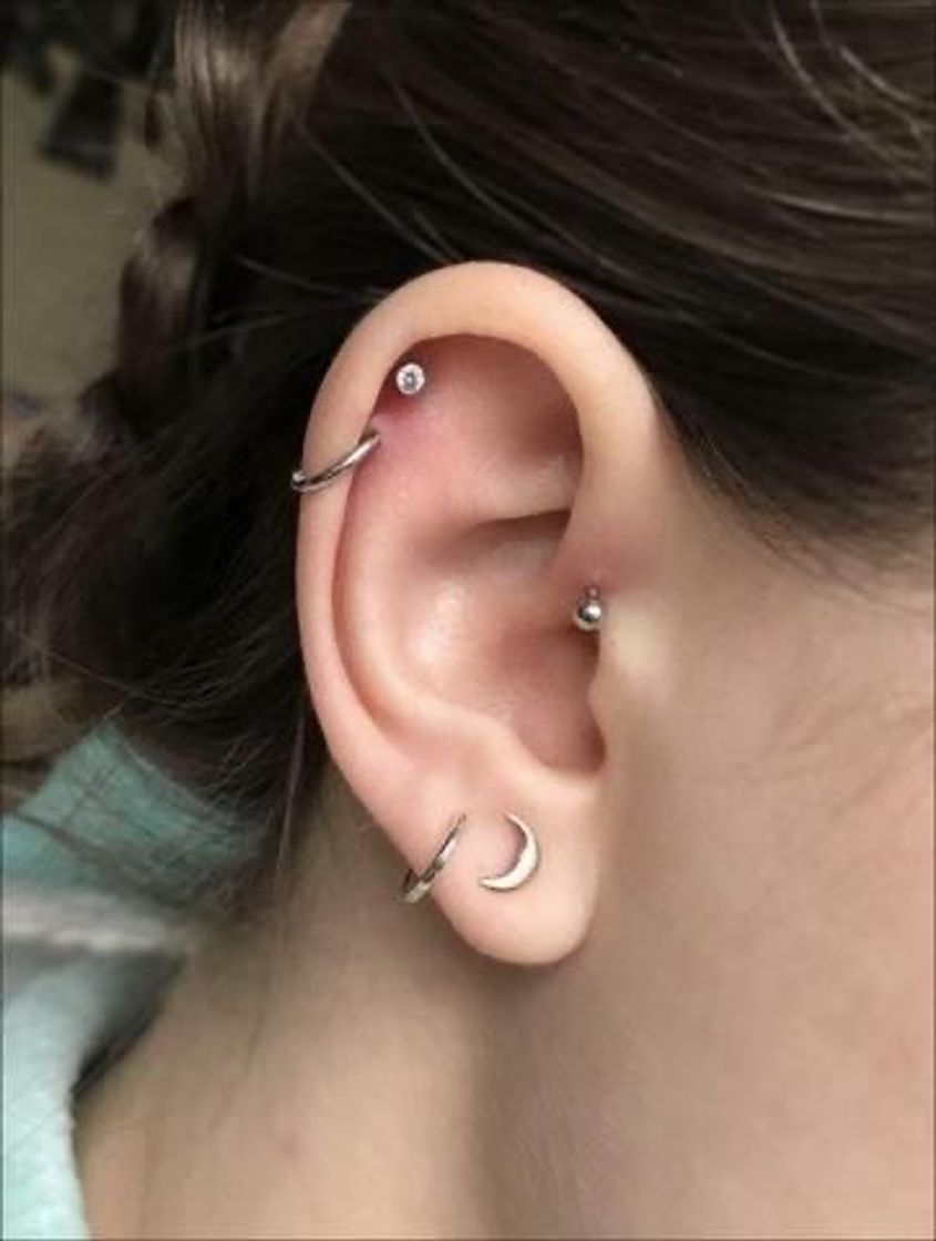 Social Piercings de vários tipos na orelha na cor prata.
