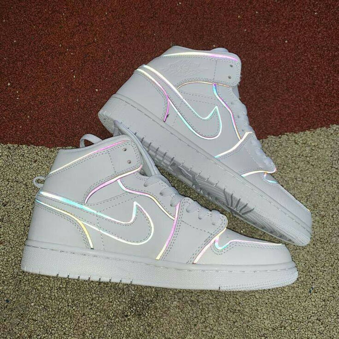 Moda Air Jordan 1s Mid SE iridescent outfit