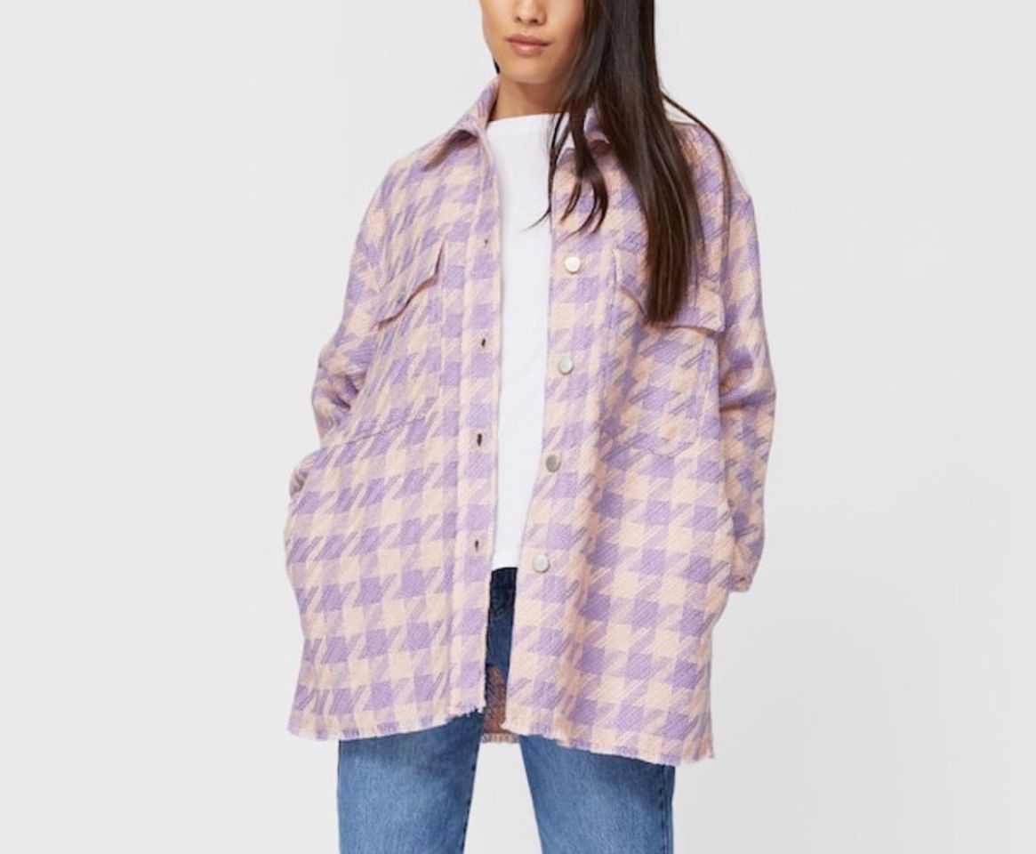 Camisa compridas aos quadrados desfiada