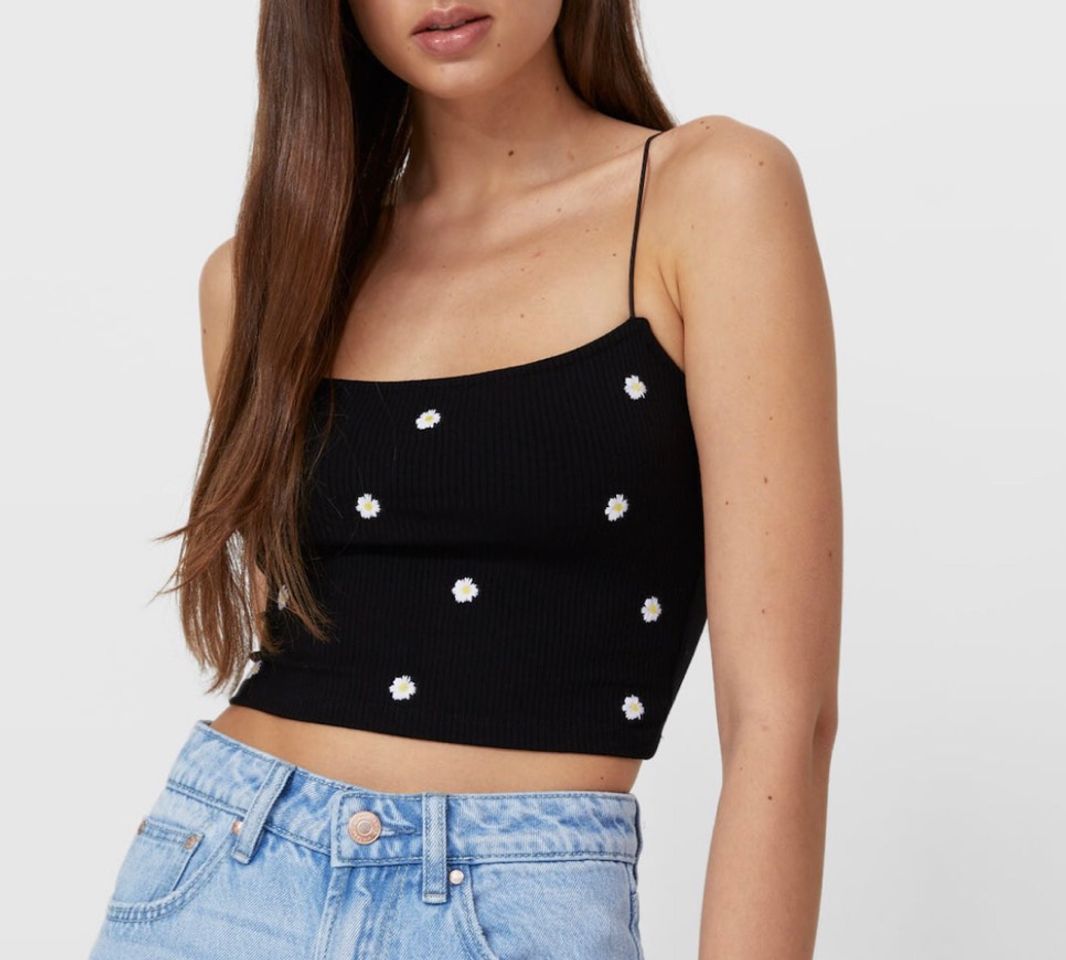 Top de malha preto com margaridas 