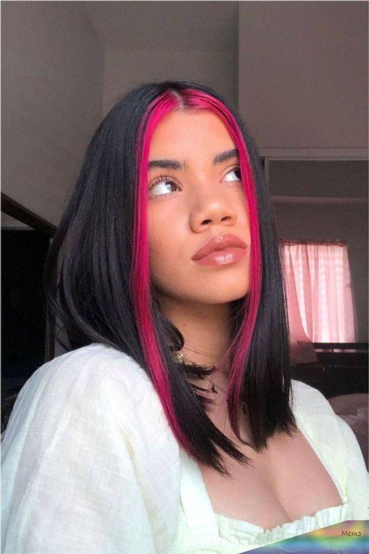 Moda black hair with pink highlights