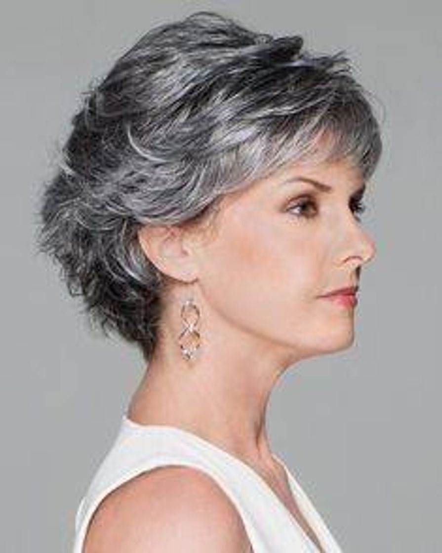 Moda Estilo de cabelo grisalho moderno para mulheres 50+. 💕