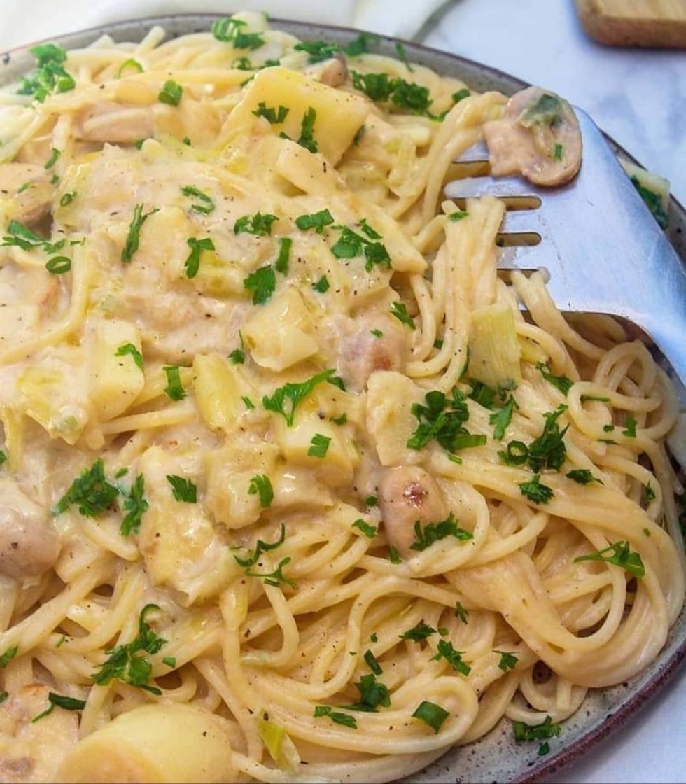 Fashion Macarrão ao molho branco com cogumelo, alho poró e palmito