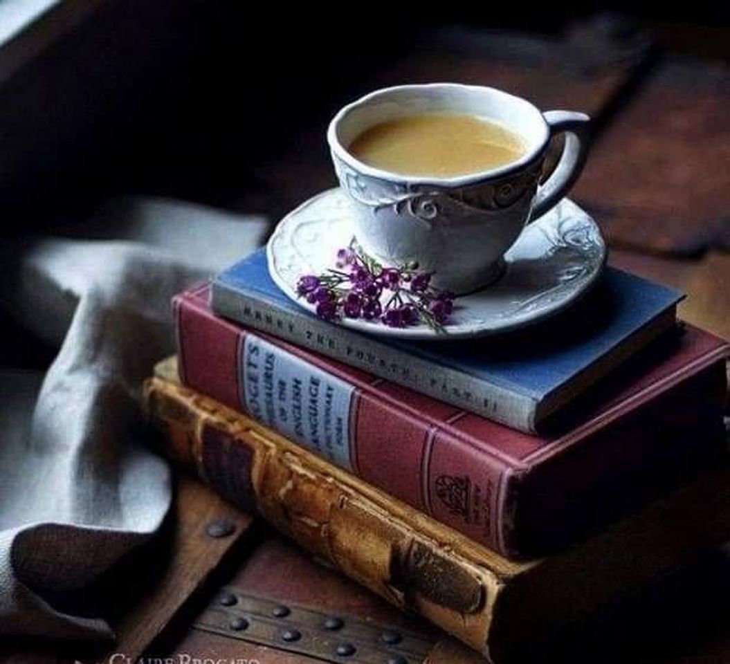 Moda Combinação perfeita café+livro=❤️