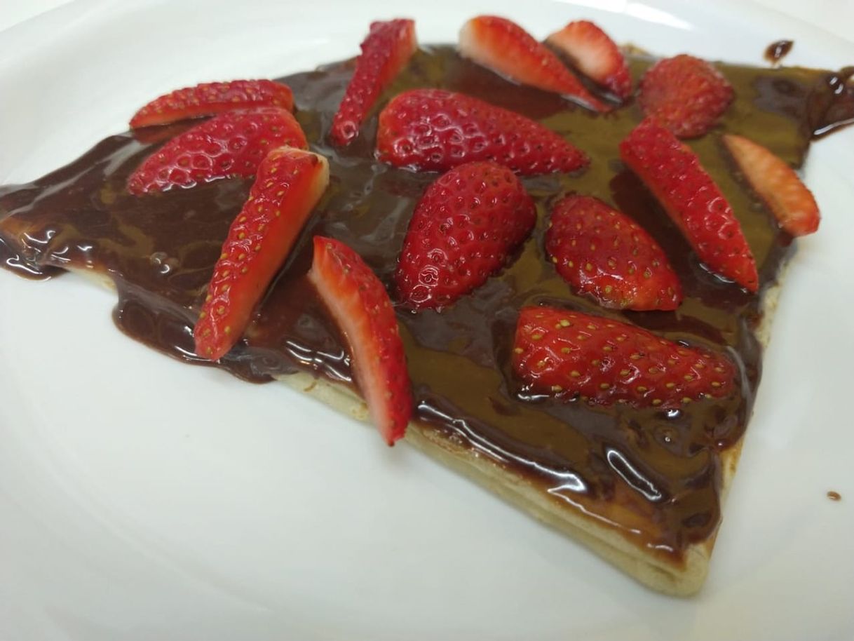 Fashion Um delicioso crepe de morango com chocolate