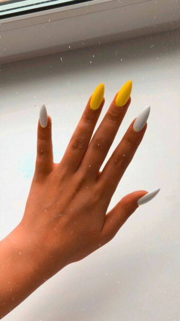 Moda Unhas amarelas com branco💛🤍