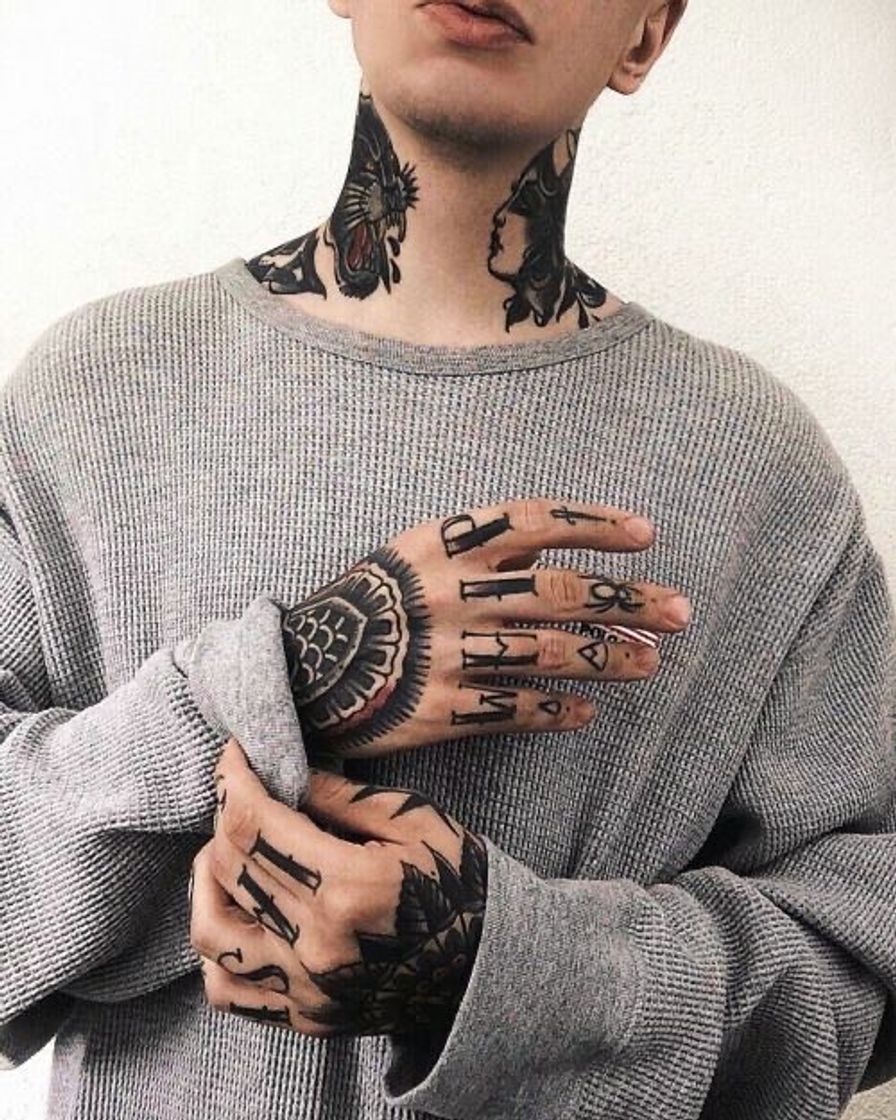 Moda tatuagem pescoço 