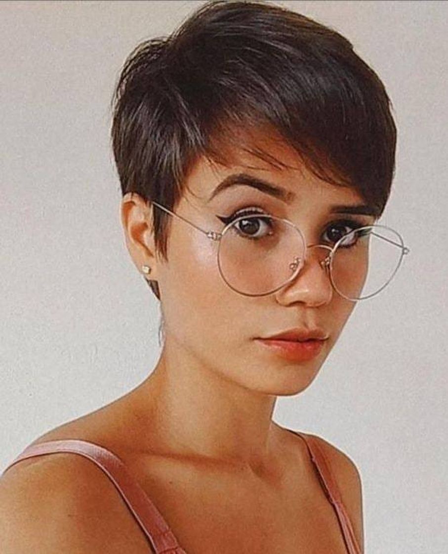 Moda Chic and Trendy Pixie Cuts for Women of Any Age