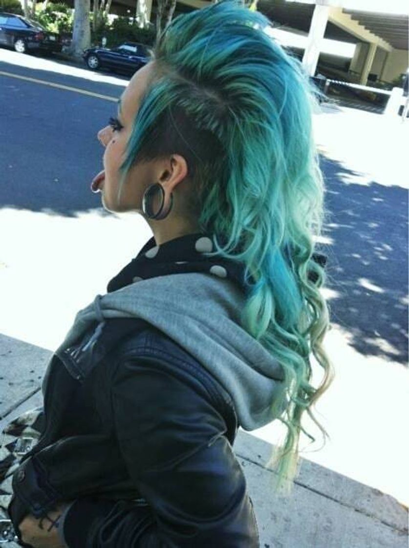 Moda scene blue hair w undercut