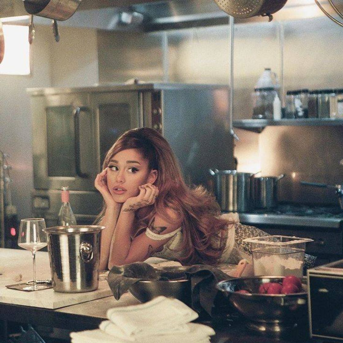 Social ariana grande