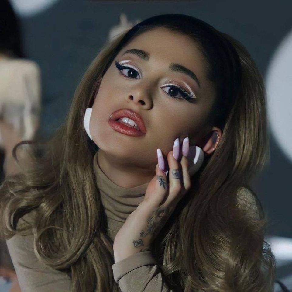 Social ariana grande