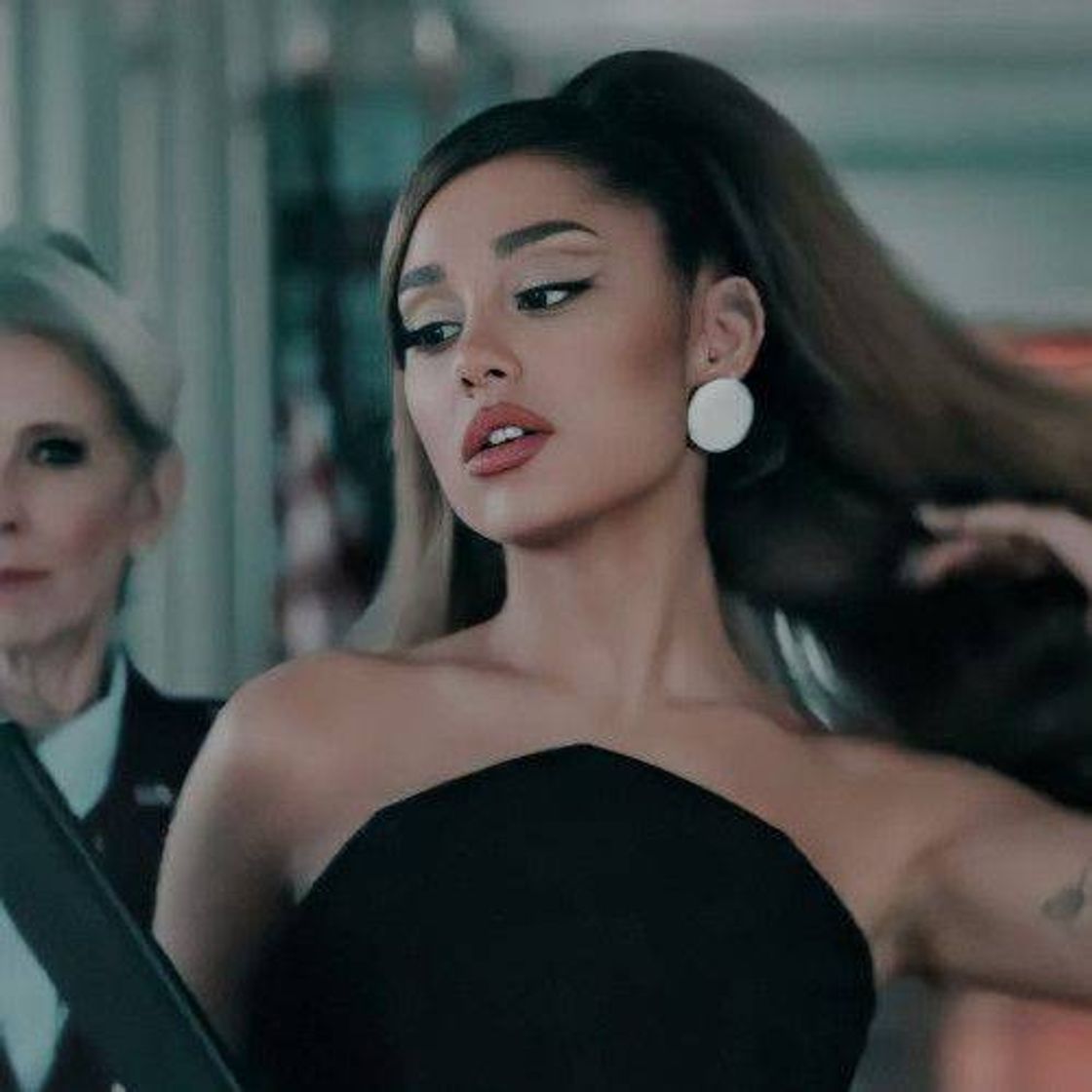 Social ariana grande