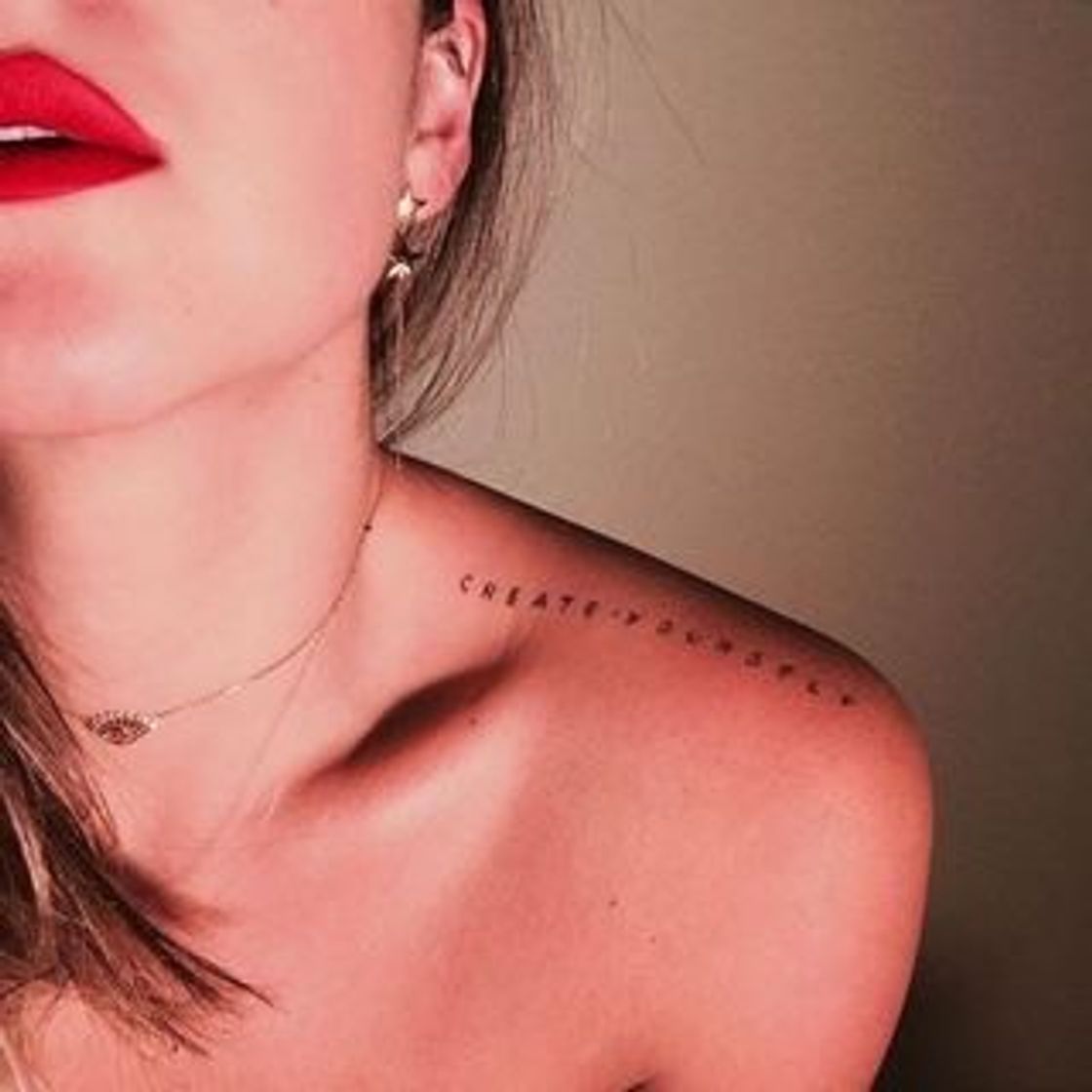 Social Tatuaje en el hombro