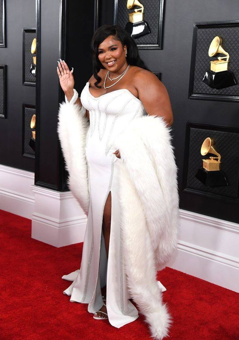 Fashion Lizzo usa joias de R$ 8 milhões no Grammy