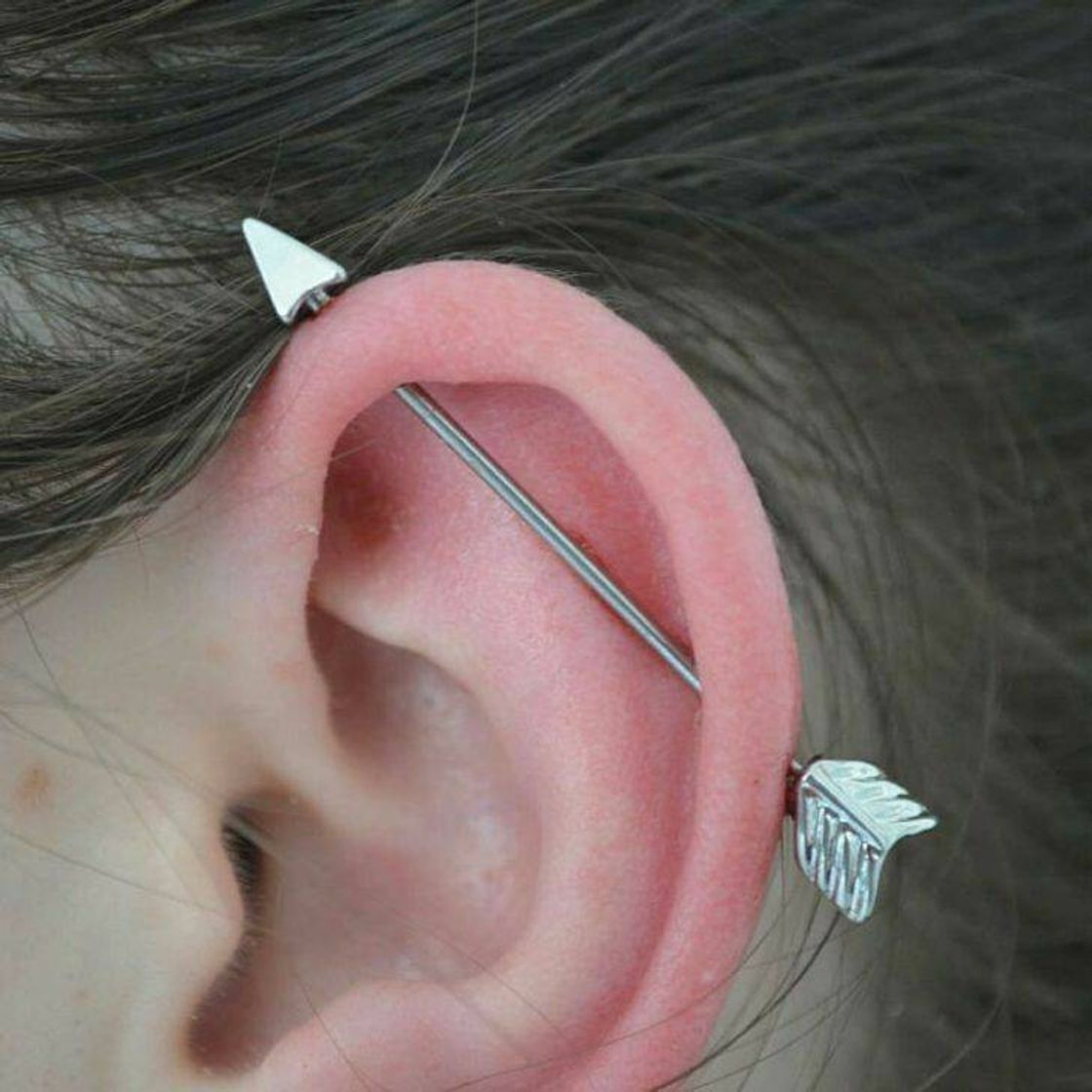 Moda piercing de flecha.