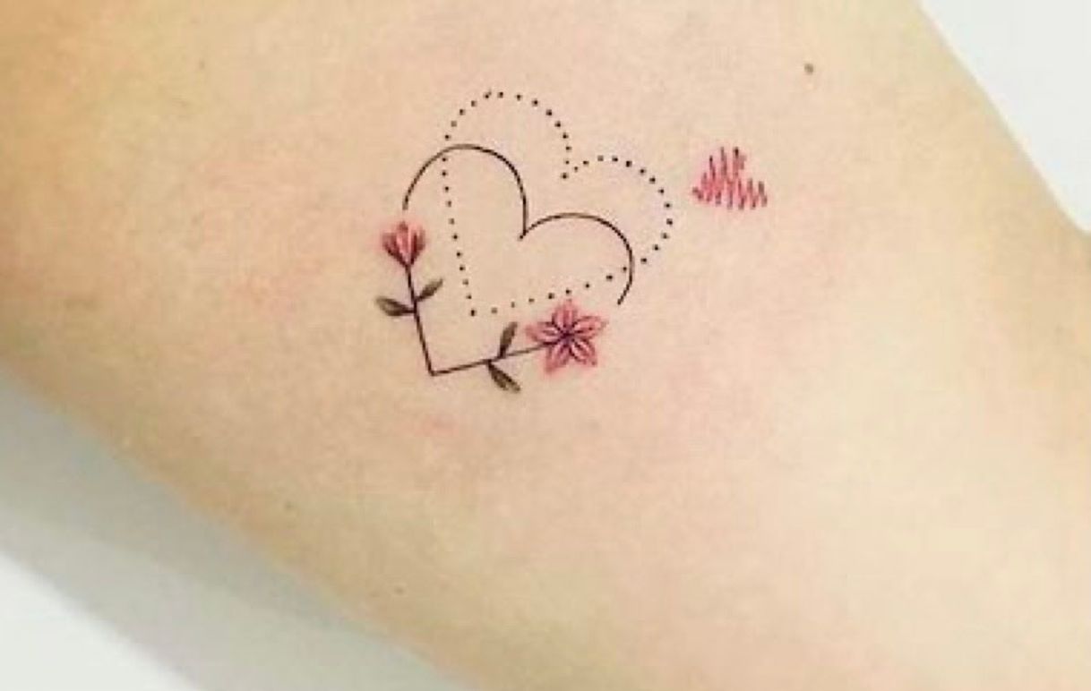 Moda tatuagem coração com flores