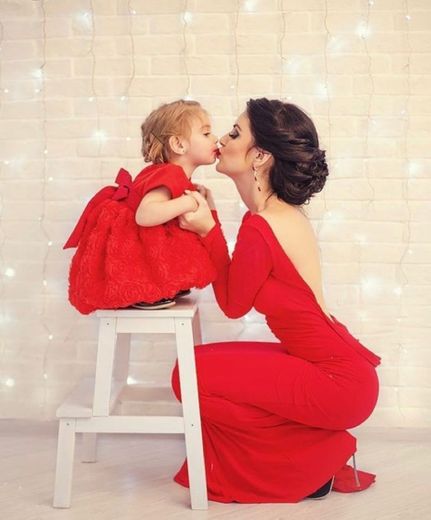 mãe e filha de vestido vermelho