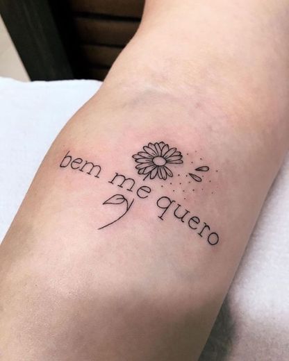 Tatuagem flor & frase