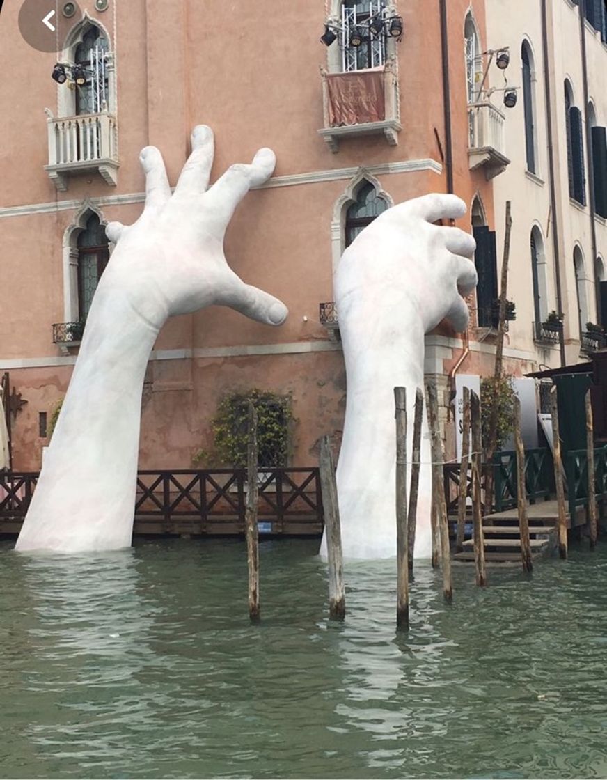 Moda Uma escultura de mãos , se apoiando na paredes ❤️