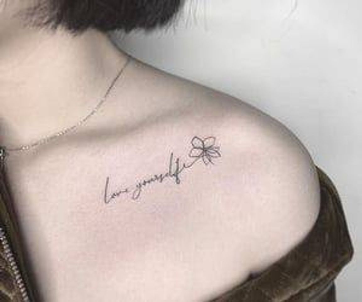 Moda Uma tattoo escrito (Love yourself: ame a si mesmo)