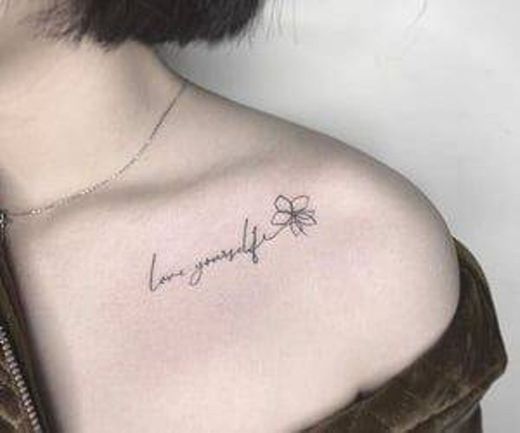Uma tattoo escrito (Love yourself: ame a si mesmo)