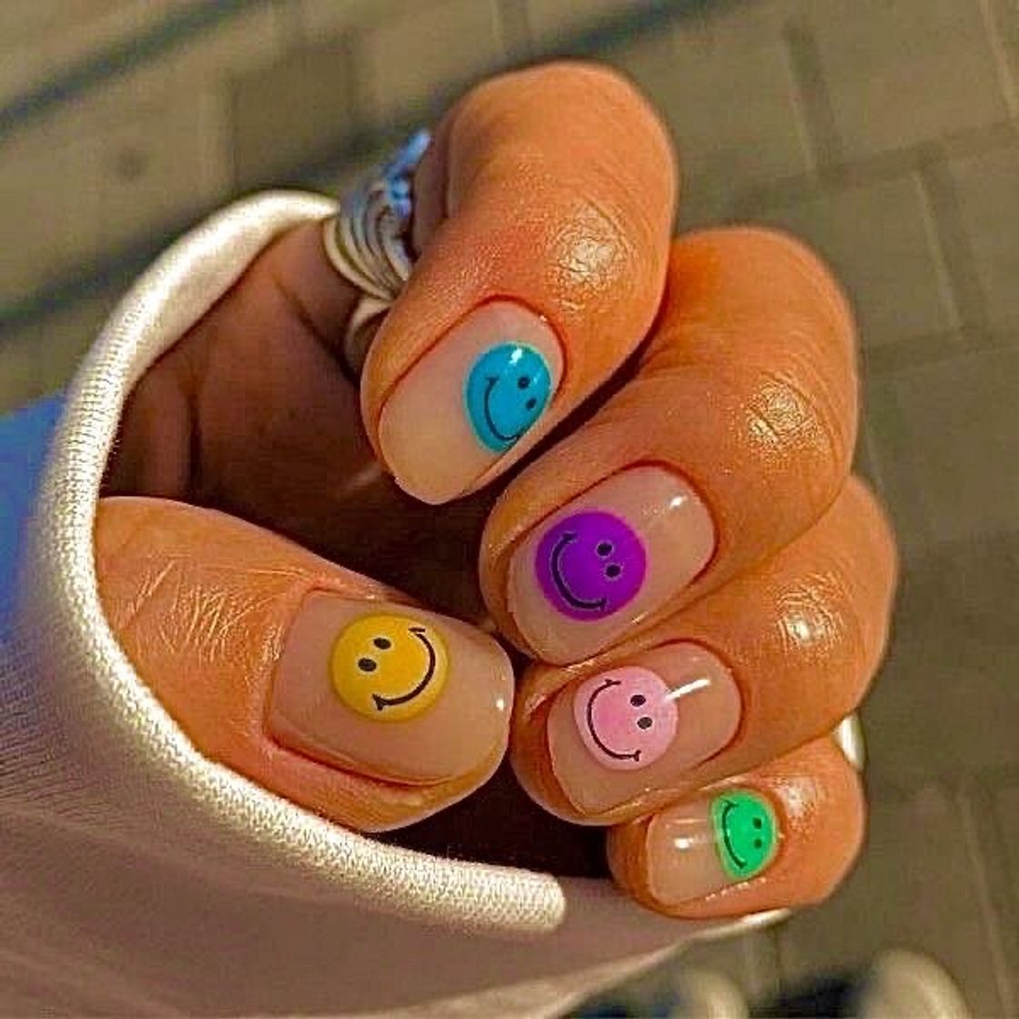 Moda Unhas com carinhas felizes 