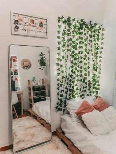 Quarto com plantinhas  (folhas de plástico)