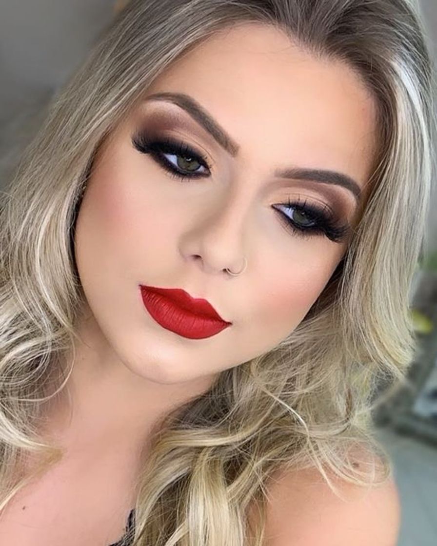 Moda Nada como um batom marcante. 💄💋