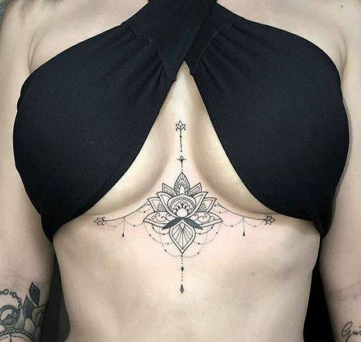 Tattoo no meio do peito feminina 