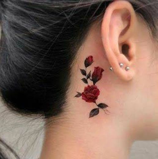 tatuagem atrás da orelha 