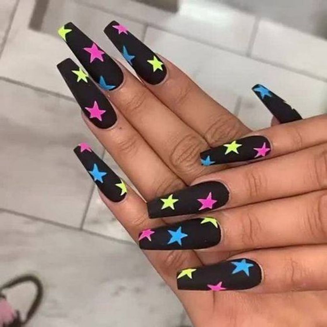 Fashion Black com estrelas neon