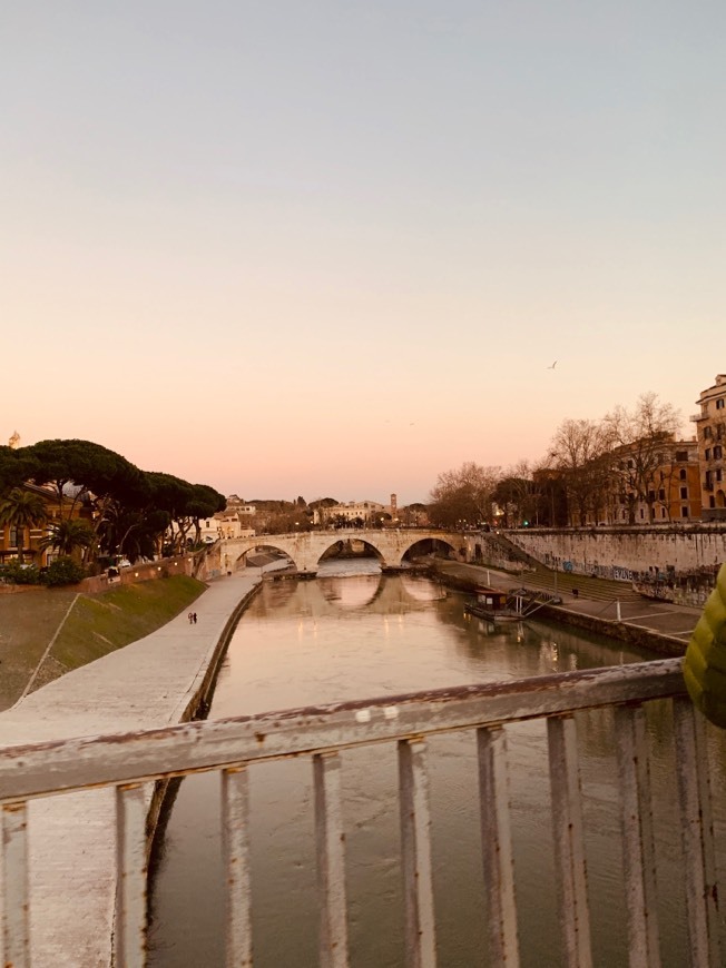 Place Fiume Tevere