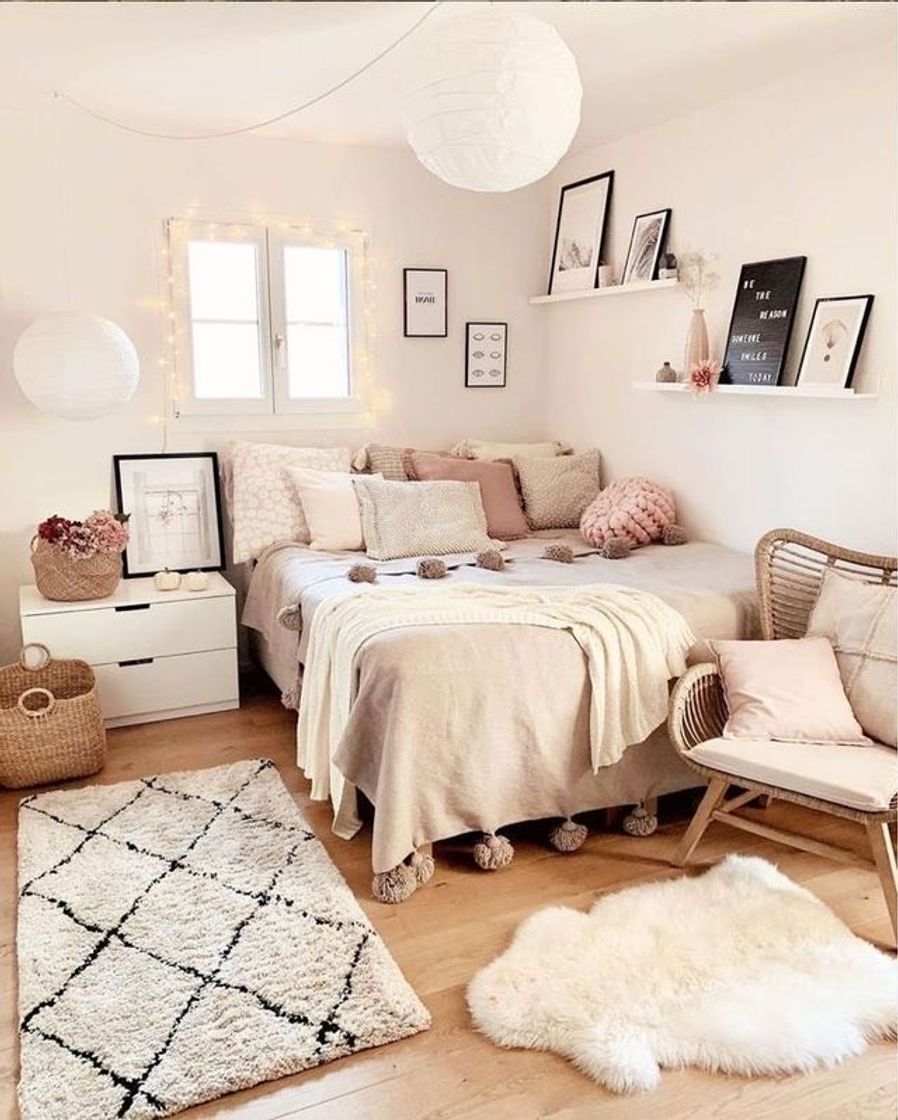 Moda Ideia de decoração perto da cama ✨