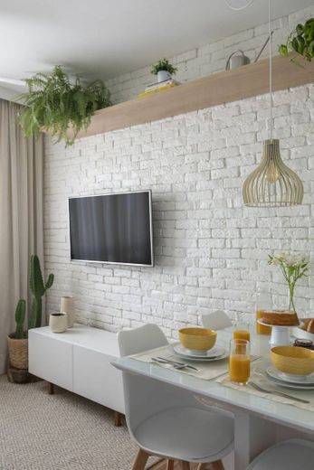 Sala de jantar com decoração minimalista e plantas