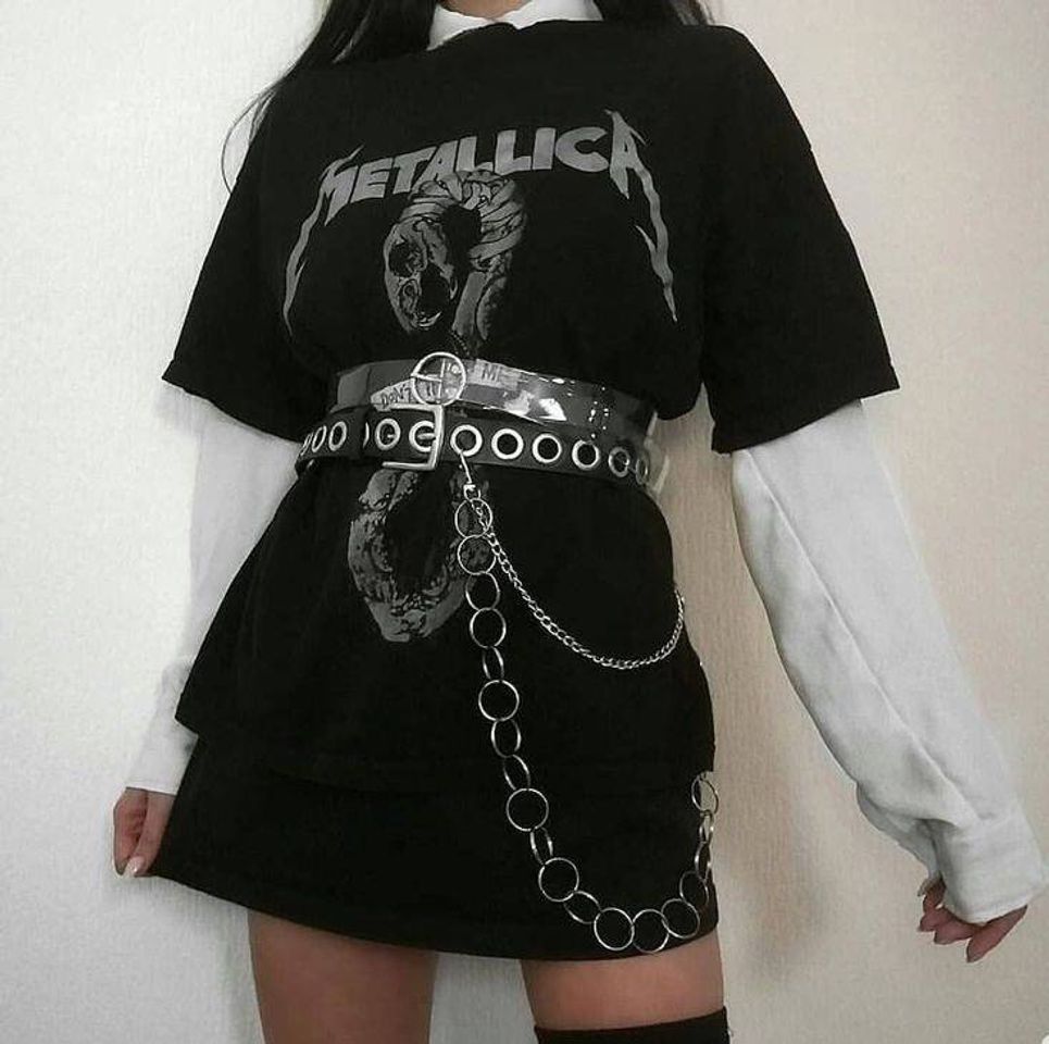 Moda Camiseta metallica, saia e correntes edgy aesthetic e-girl