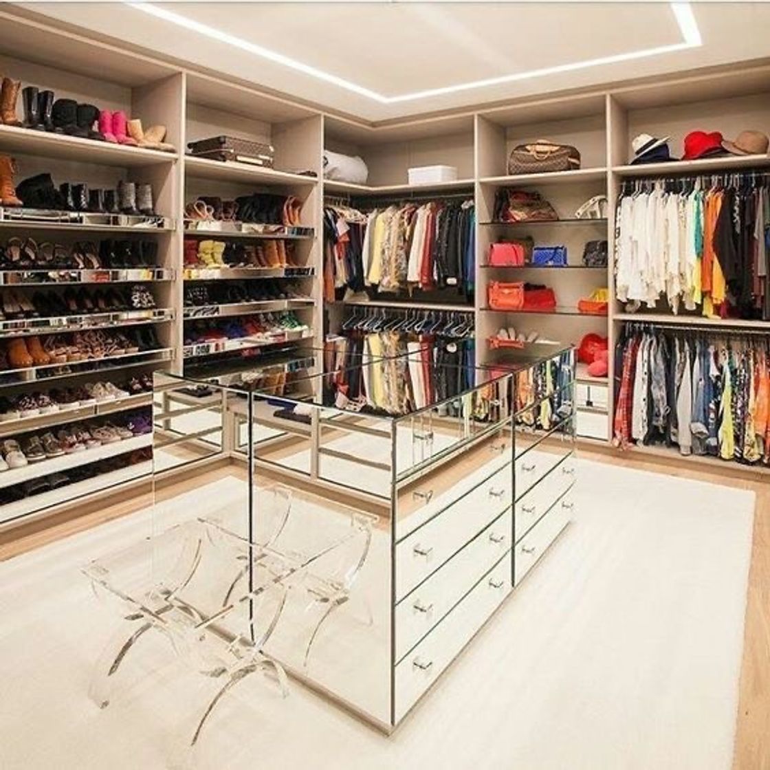 Lugar Closet de luxo ✨