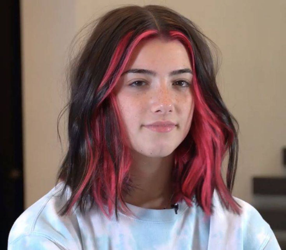 Moda cabelo curto com mecha rosa