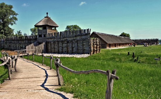 Place Muzeum Archeologiczne w Biskupinie