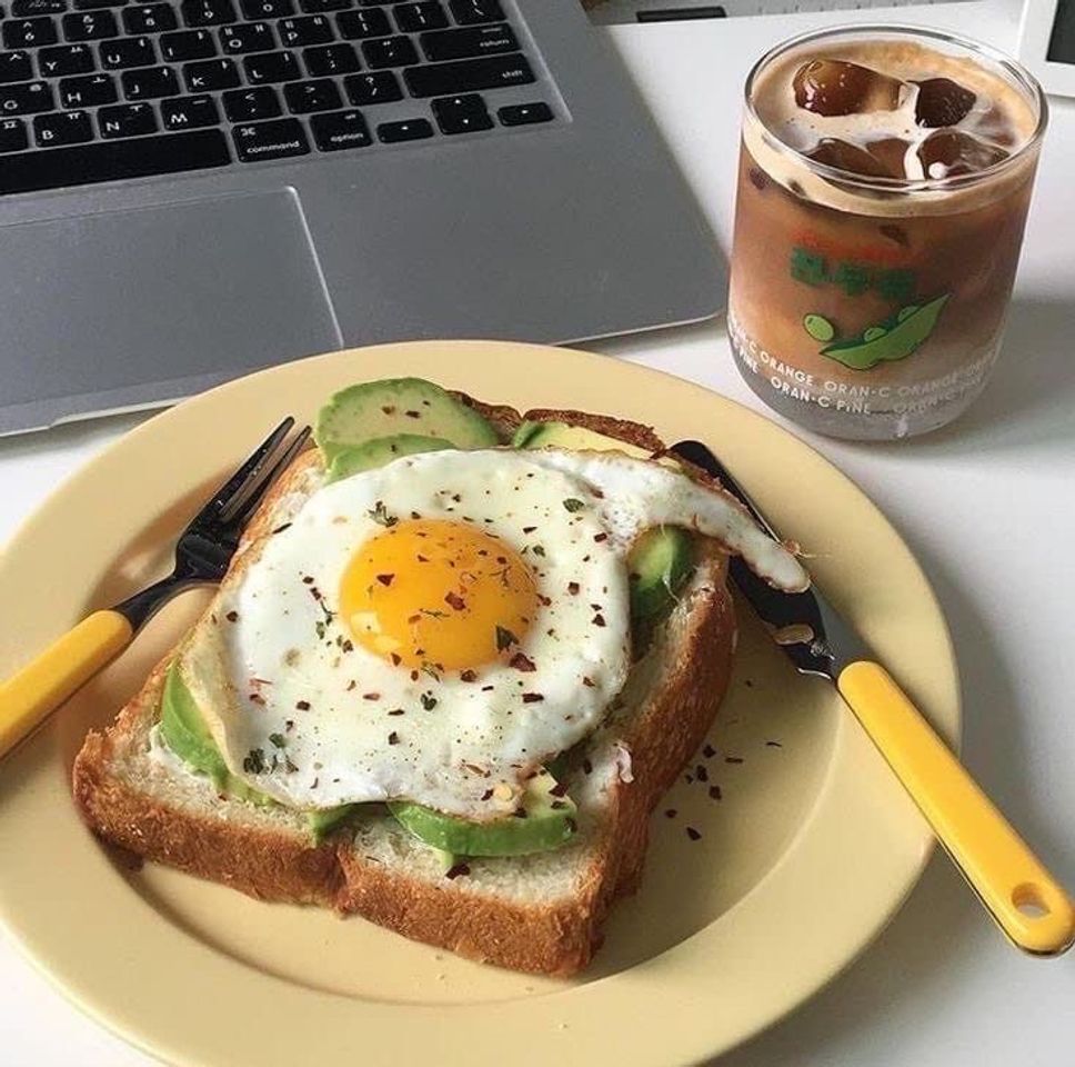 Moda pão com avocado e ovo 