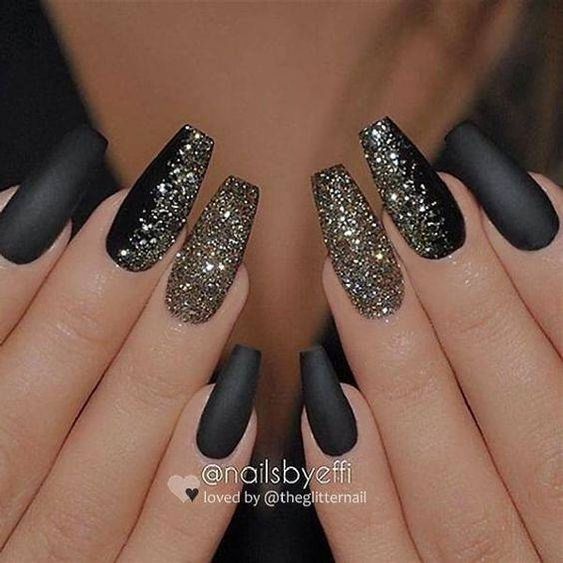 Moda Black nails