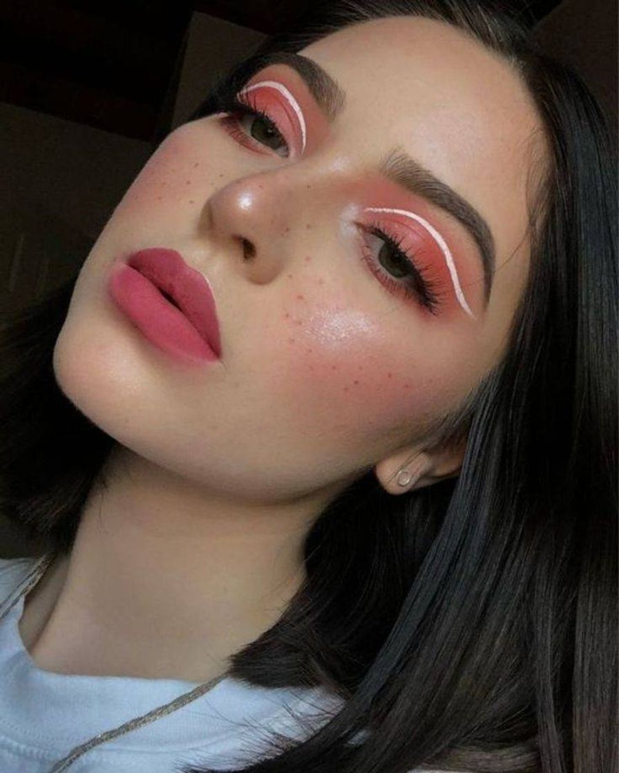 Social Maquiagem rosa com delineado branco 