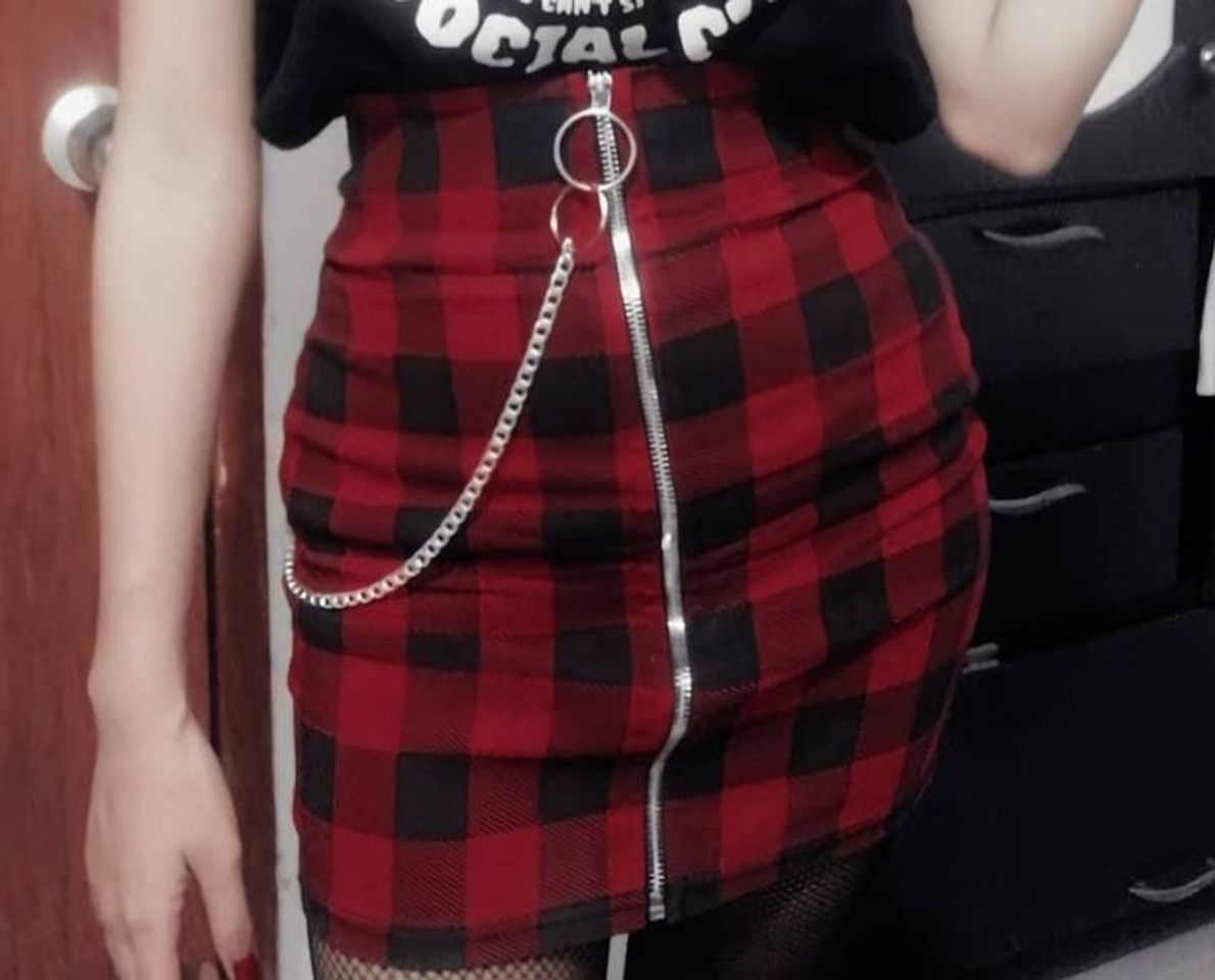 Moda Falda roja a cuadros aesthetic grunge