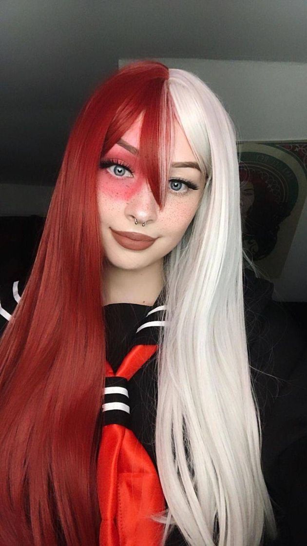 Moda Cabelo metade vermelho e branco