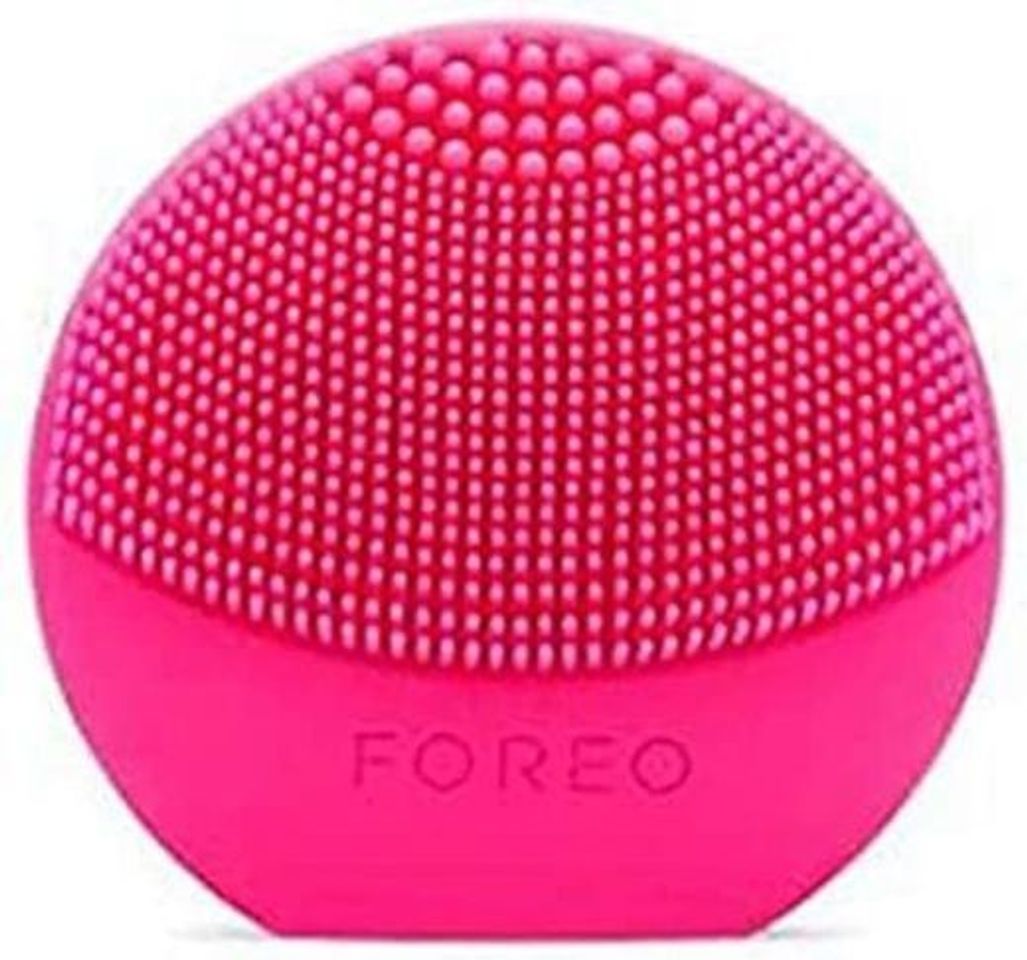 Belleza LUNA Play Plus de FOREO es el cepillo facial recargable de silicona