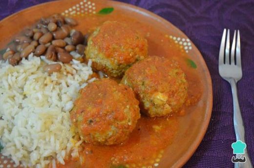 Albondigas con arroz y frijoles