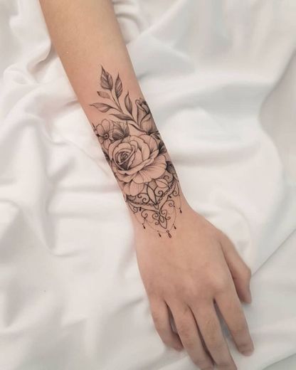 Tatuagem rosas pulso 