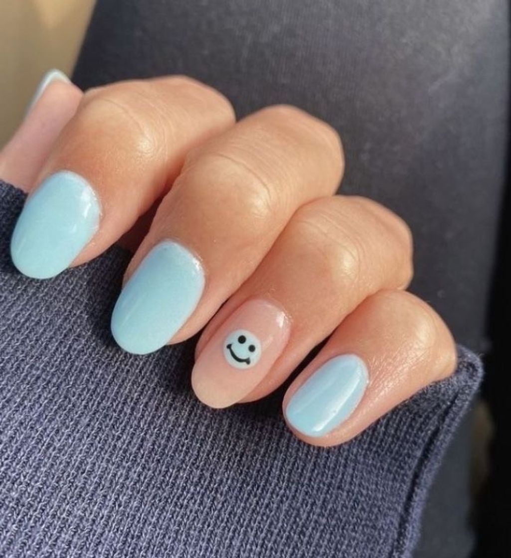 Fashion Unhas com emoji feliz na cor azul pastel!