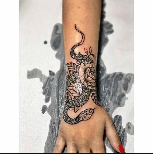 Tatuaje Serpiente con Rosas