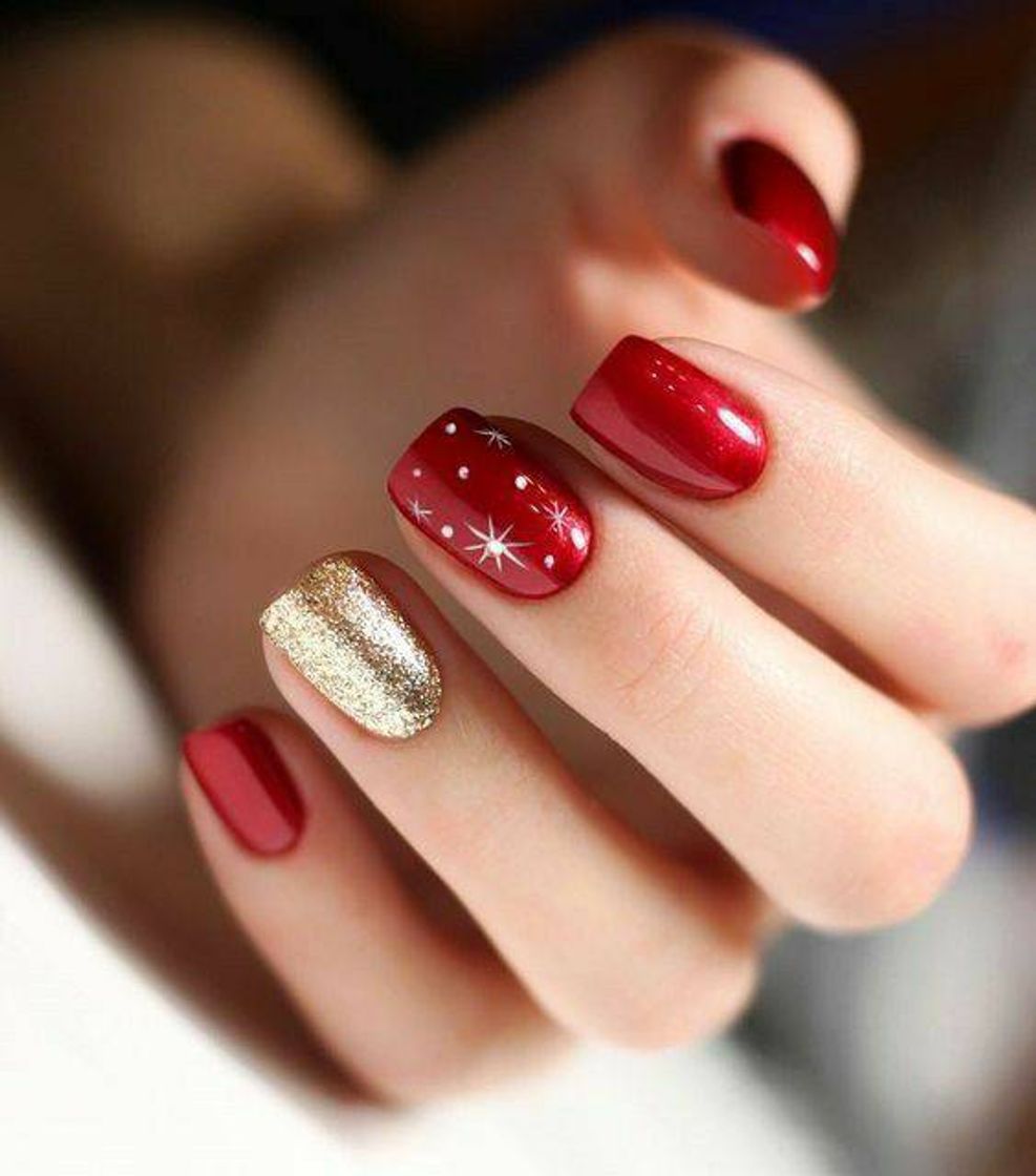 Moda Red and gold nails 