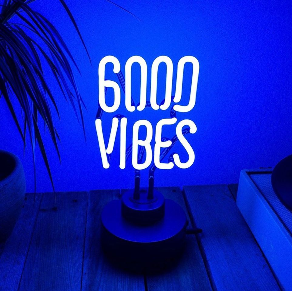 Moda Neón con las letras good vibes